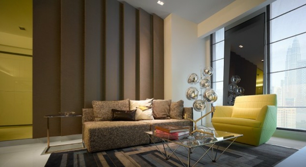 fantastisches Interior gelb sofa couch braun glastisch