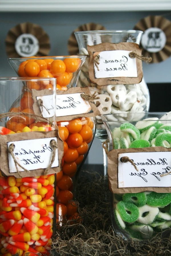 geisterhaft Halloween Dekoration Ideen glas bonbon süßigkeiten