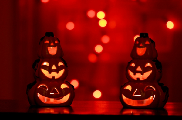 geisterhafte Halloween Dekoration Ideen rot kürbisse