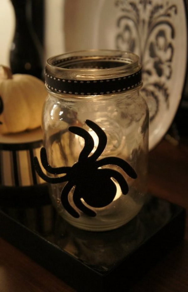 geisterhaft Halloween Dekoration Ideen spinne glas