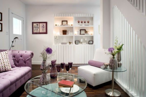 kleine Wohnzimmer Designs lila couch tisch regale weiß