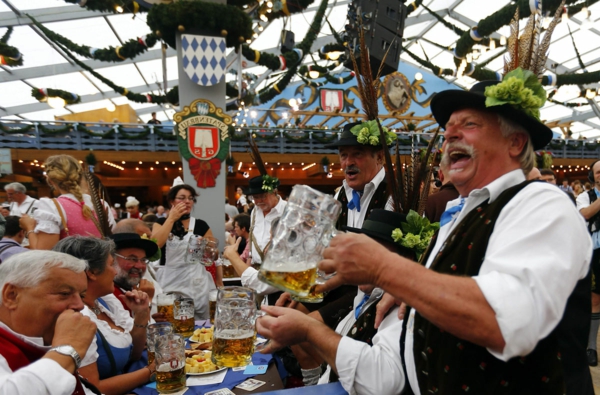 legendäre Oktoberfest deutschland bier trachten