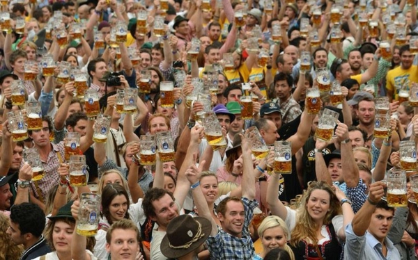 legendäre Oktoberfest deutschland bier trinken jungen