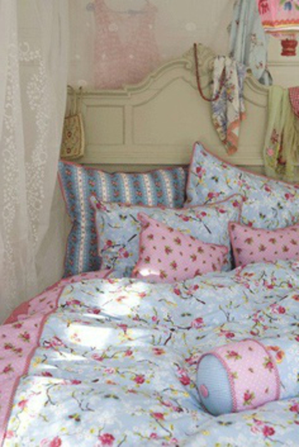schäbige Schlafzimmer Dekorationsideen bett rosa blau blumen