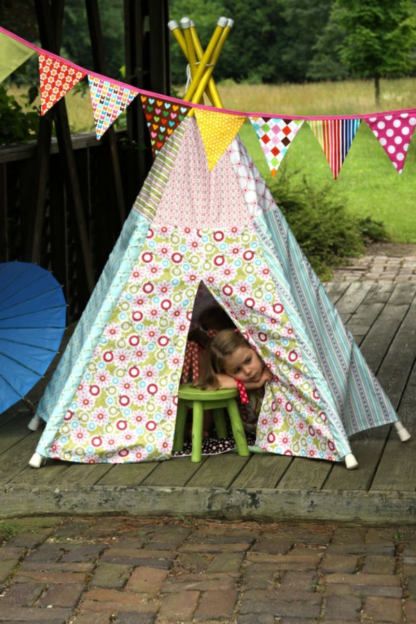 spielerische Zelte für Kinder bunt gemustert