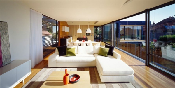 stilvolles Haus in Australien wohnzimmer weiß couch tisch