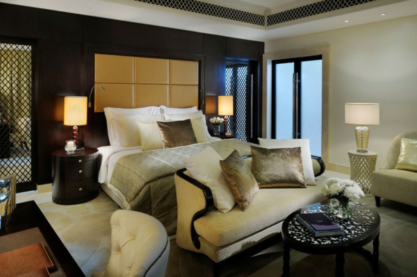 tolles Hotel Dubai bett couch tisch lampe
