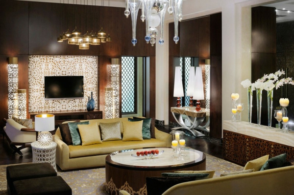 tolles Hotel Dubai golden couch braun wand lampe tisch