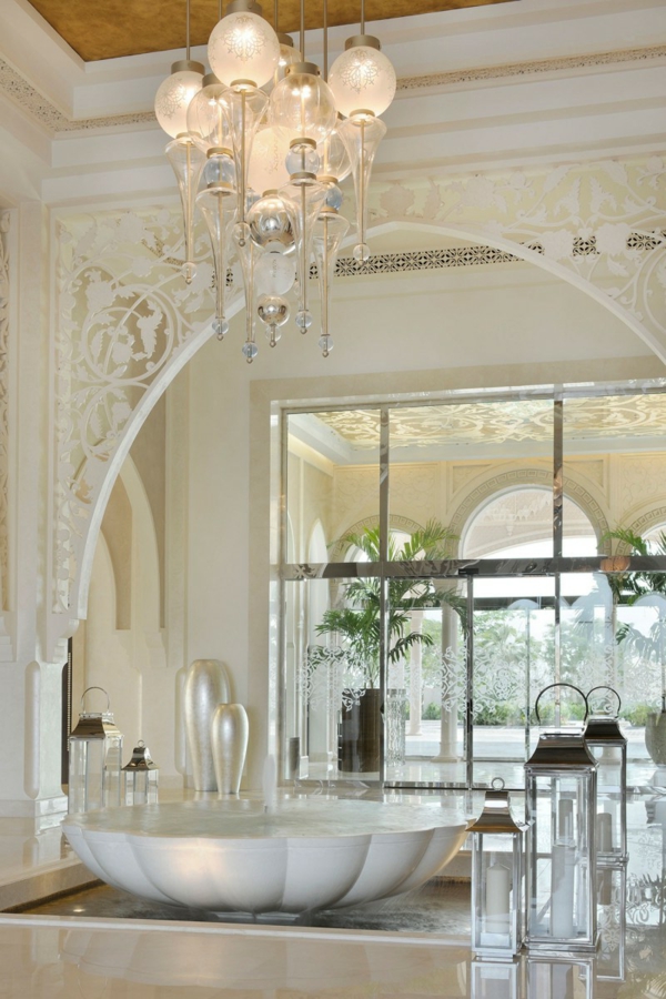 tolles Hotel Dubai leuchter bad muschel weiß