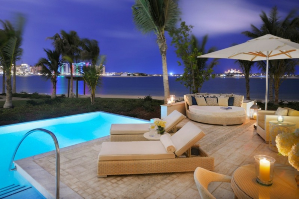 tolles Hotel Dubai schwimmbecken liegestuhl sonnenschirm palmen