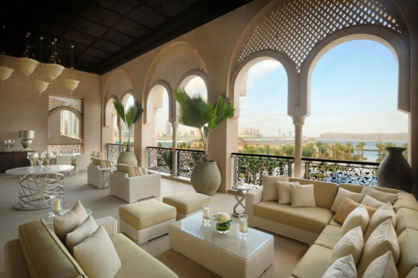 tolles Hotel Dubai weiß couch tisch palme