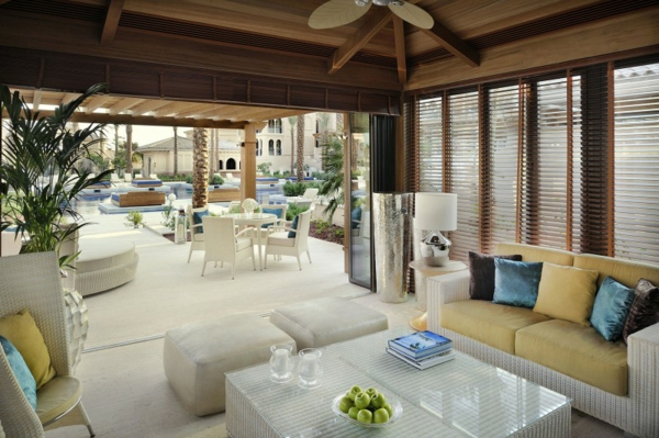 tolles Hotel Dubai wohnzimmer tisch weiß couch kissen