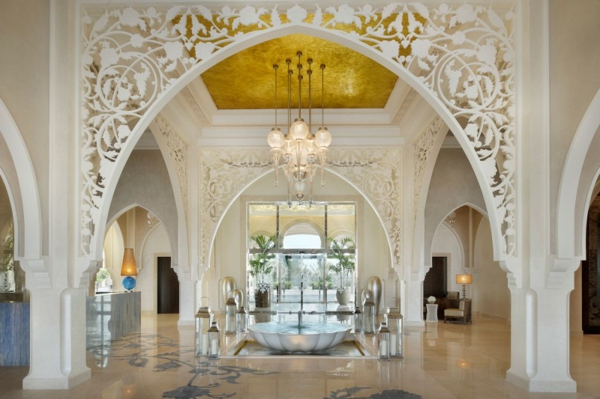 tolles Hotel in Dubai decke weiß dekoriert bad prächtig
