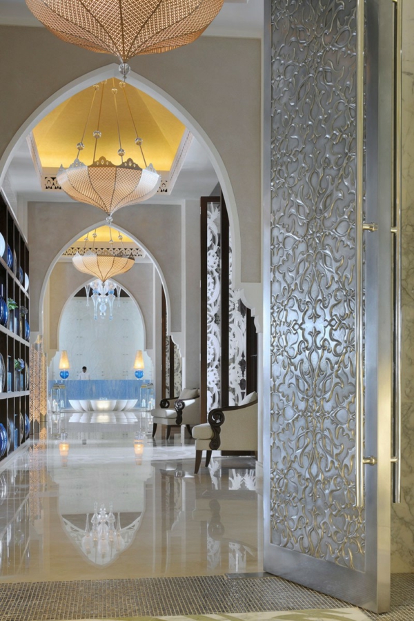 tolles Hotel in Dubai leuchter dekoriert tür golden