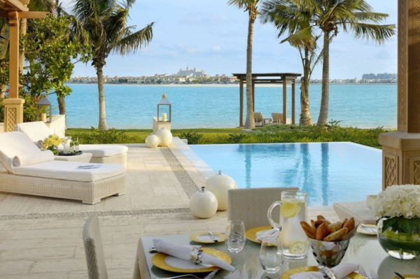 tolles Hotel in Dubai liegestuhl schwimmbecken palmen tisch