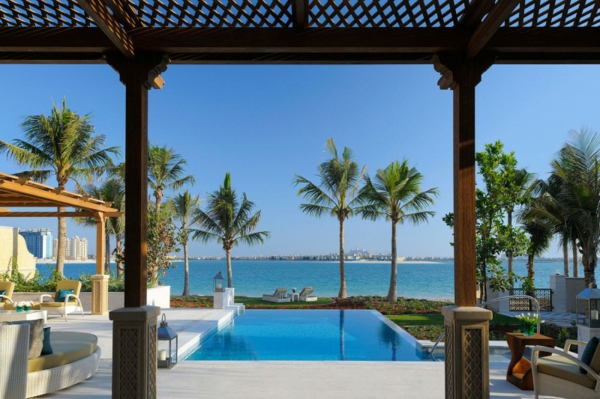 tolles Hotel in Dubai schwimmbecken palmen patio