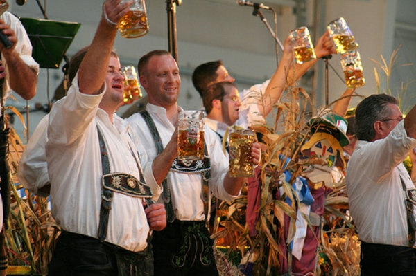 weltberühmte Oktoberfest in München deutschland bier trinken mann feiern