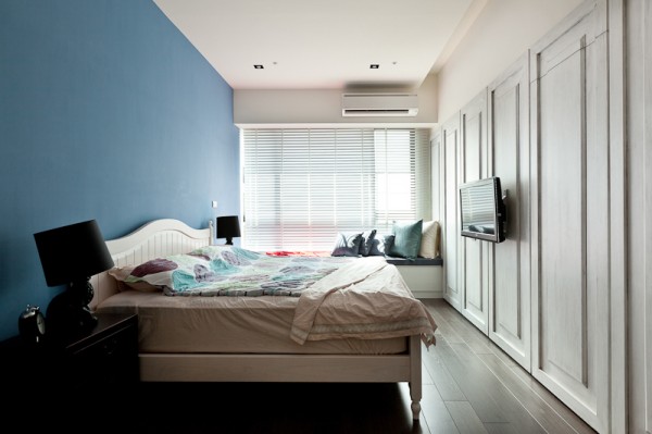 Apartment toll Design hellen dunklen Nuancen bett blau wand schlafzimmer