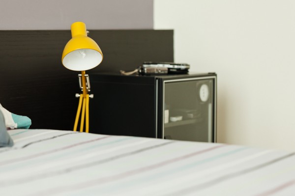 Apartment Design hellen dunklen Nuancen gelb lampe bett