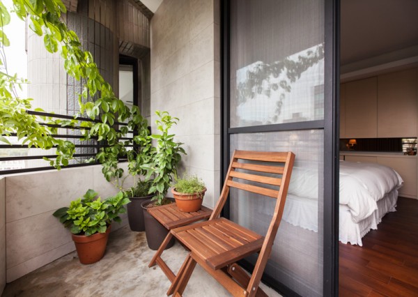 Apartment Design hellen dunklen Nuancen terrasse stuhl pflanzen