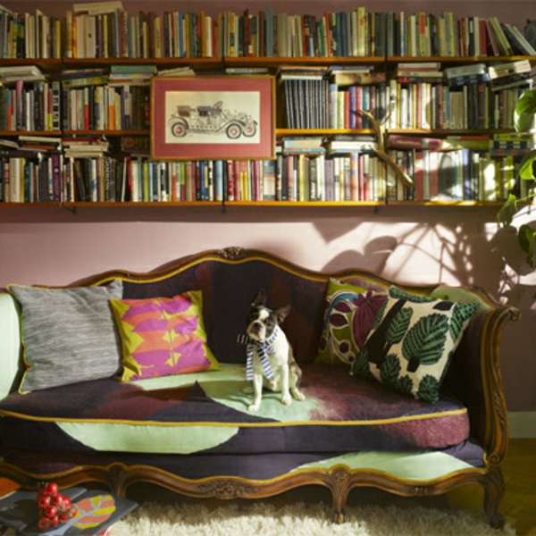 Bücher dekorieren wunderbar Wohnung couch hund regale
