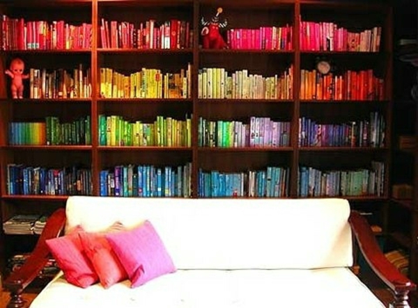 Bücher dekorieren wunderbar Wohnung regale couch farben