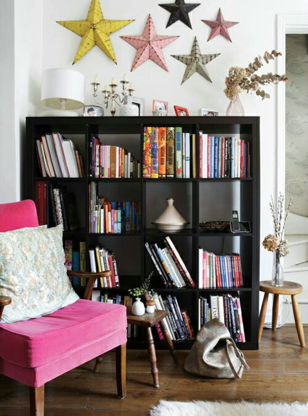Bücher dekorieren wunderbar Wohnung rosa stuhl regale schrank stern