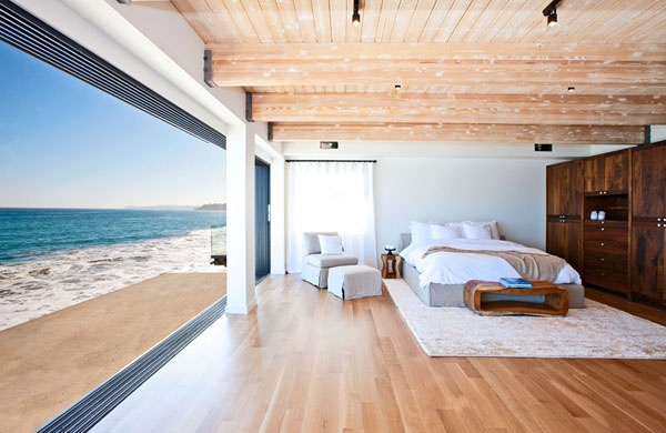 Das Haus von Matthew Perry in Malibu  atemberaubendes Interior bett ozean holz schlafzimmer
