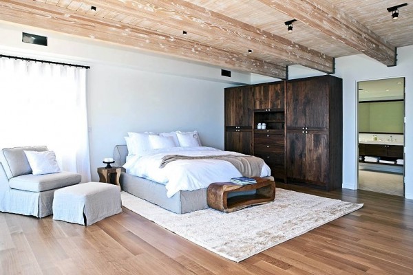 Das Haus von Matthew Perry in Malibu  atemberaubendes Interior bett sofa bettbank holzbalken schrank schlafzimmer