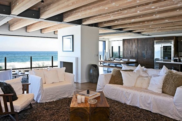 Das Haus von Matthew Perry in Malibu  atemberaubendes Interior couch weiß sofa tisch