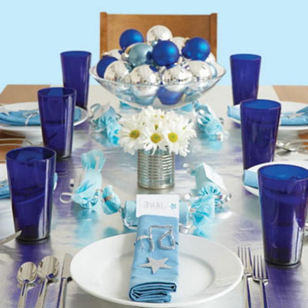 Dekoideen Silvester Tisch blau serviette teller blumen 