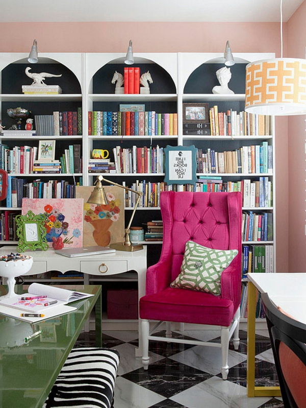 tolle interior Farben rosa sofa regale bücher schreibtisch