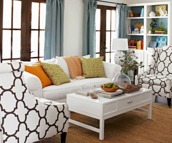 Dekoration mit Farben weiß couch tisch kissen sofa regale wohnzimmer