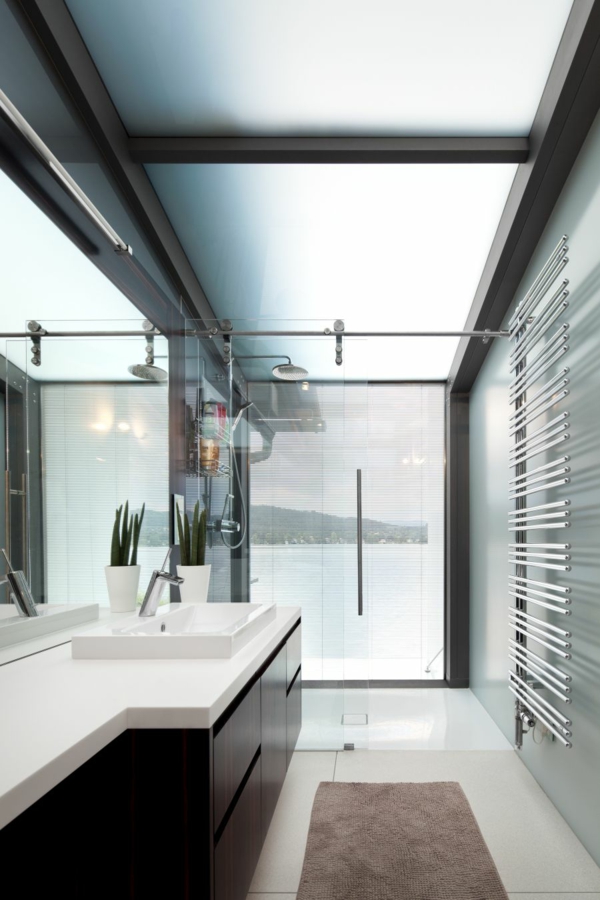 Ein elegantes österreichisches Haus badezimmer waschbecken weiß dusche