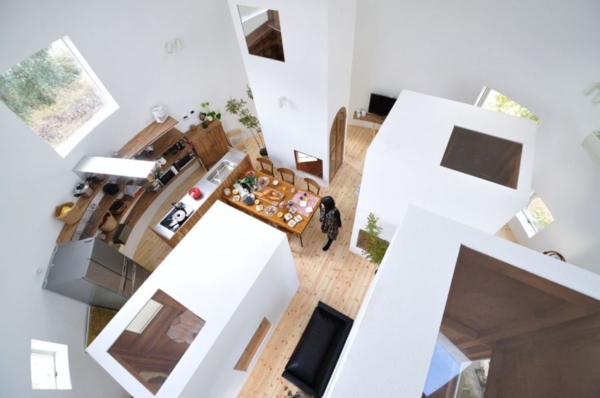 Ein zylindrisches japanisches Haus interior weiß holz tisch