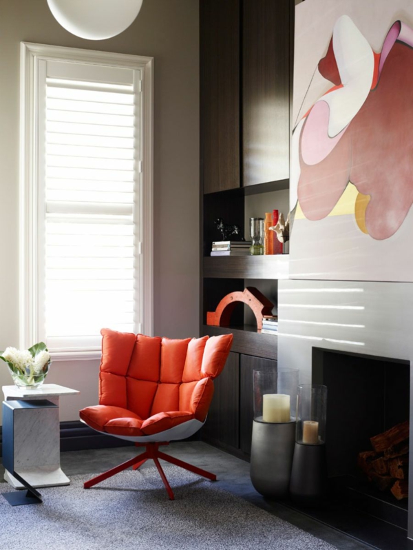 Farbenfroh Interior orange sofa kamin bild regale tisch