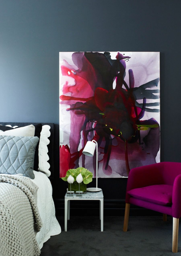 Farbenfrohes Interior bild rosa sofa bett nachttisch lampe