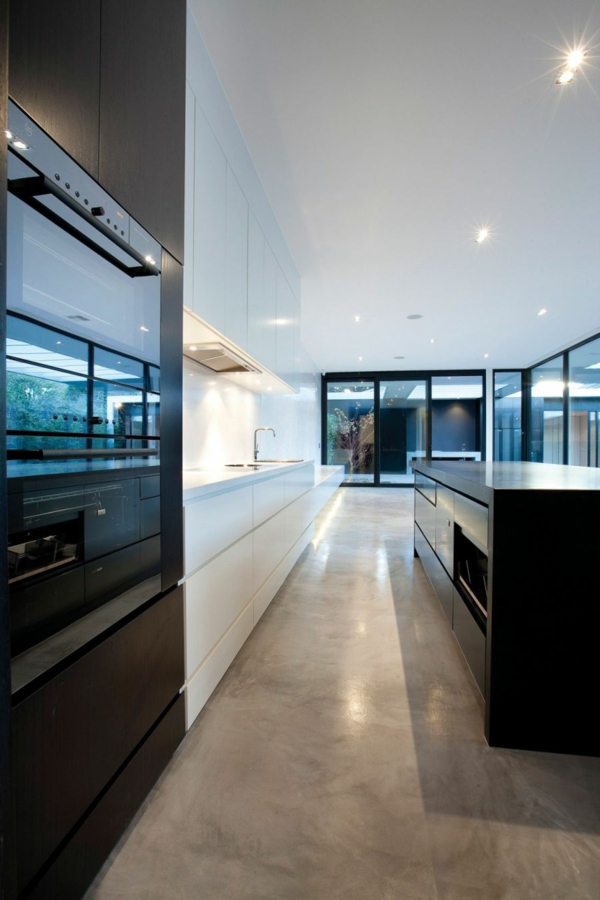 Farbenfrohes Interior kücheninsel küche spüle weiß schwarz