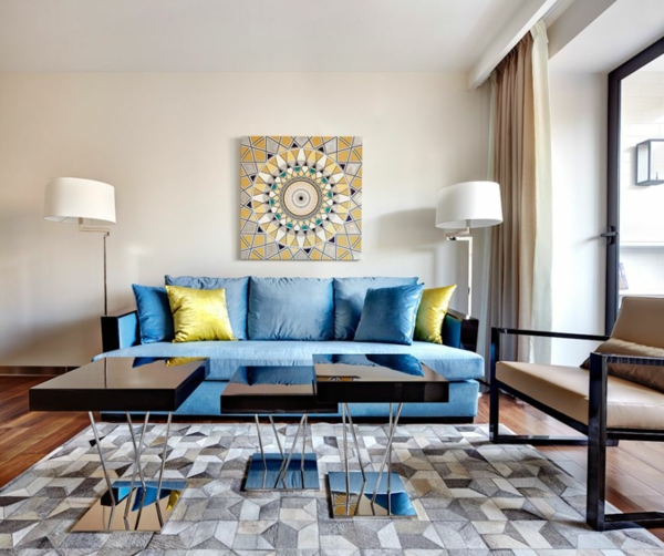Gemütliche fabelhafte Wohnung in Moskau blau couch tisch lampe teppich kunstwerk