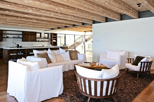 Haus Matthew Perry Malibu atemberaubendes Interior weiß couch sofa tisch