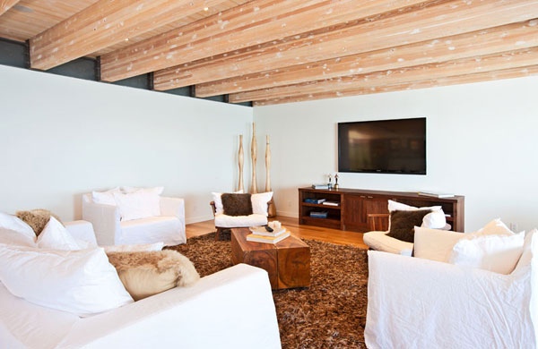 Haus Matthew Perry Malibu atemberaubendes Interior weiß couch tisch