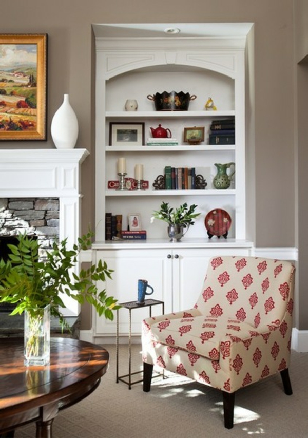 Ideen für Zwischenfarben sofa gemustert tisch regale kamin weiß