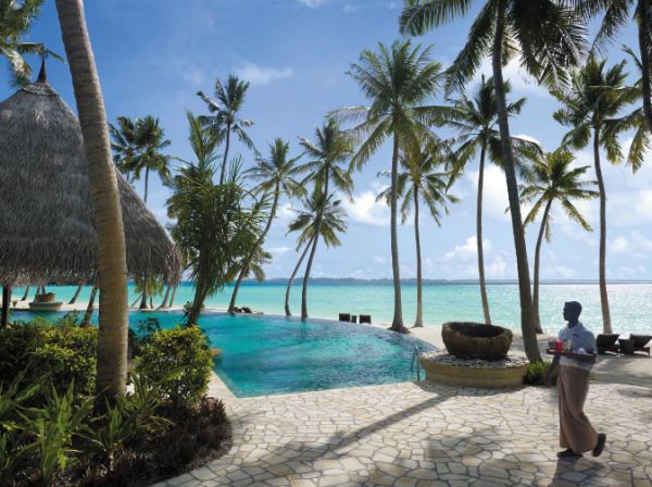 Idyllisch Schwimmbecken palmen