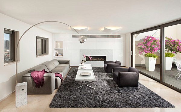 Modern toll Lampen grau couch rosa blumen pelzteppich tisch sofa