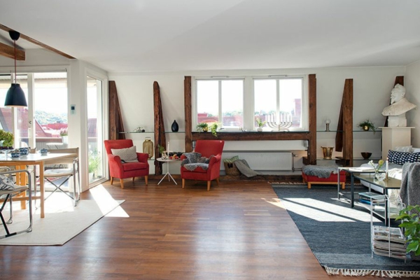 Prächtiges Apartment skandinavischen Stil rot sofa holzbalken wohnzimmer