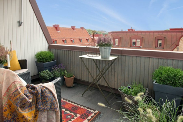 Prächtiges Apartment skandinavischen Stil terrasse tisch topfpflanzen