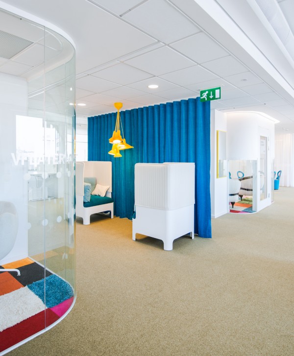 Schön modern Büro Renovierung Stockholm blau gelb leuchter