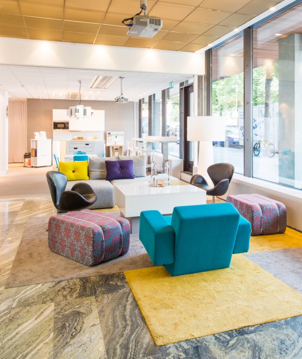 Schön modern Büro Renovierung Stockholm blau sessel hocker gemustert tisch
