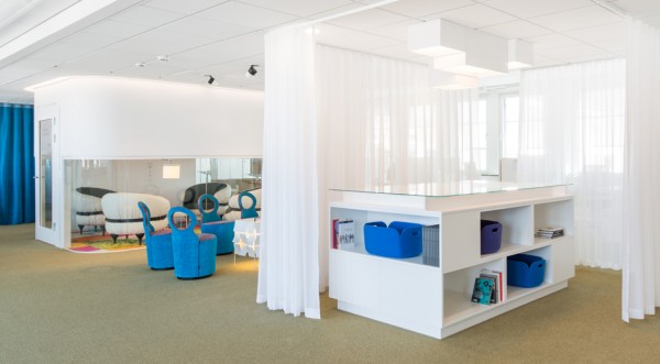 Schön modern Büro Renovierung Stockholm blau stuhl weiß schrank