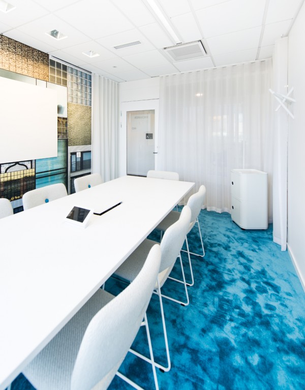 Schön modern Büro Renovierung Stockholm blau weiß tisch stuhl